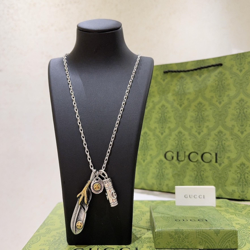 G*u*i necklaces